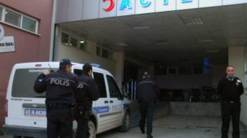 &Ccedil;ocuğuna Bağıran Kişiyi Bı&ccedil;akla Yaraladı