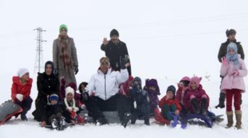 Vali Tekinarslan, Sevgi Evleri'nde Kalan &Ccedil;ocuklarla Kayak Yaptı