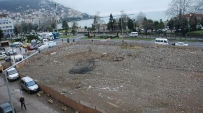 &Uuml;nal&rsquo;dan Belediye Binası Eleştirisi