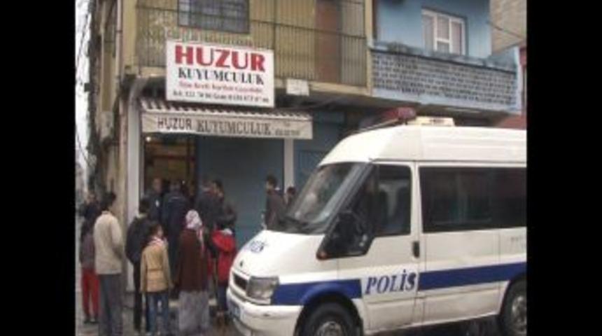 Kuyumcunun Vitrin Camını Taşla Kıran Soyguncular Altınlarla Kayıplara Karıştı