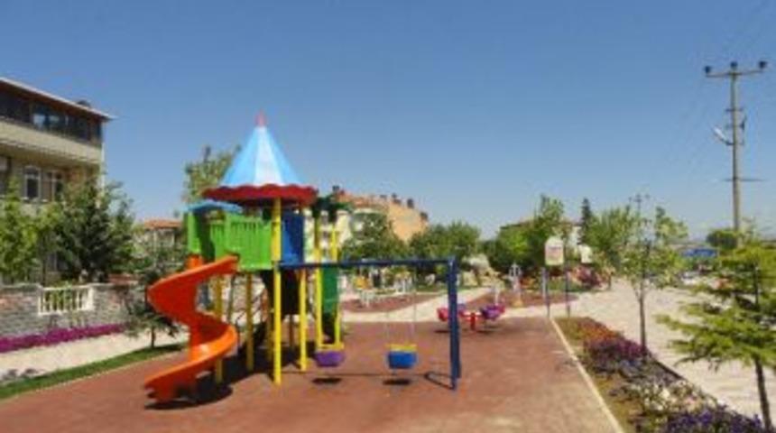 Bir Yılda 30 Bin Adet Mevsimlik &Ccedil;i&ccedil;ek Dikildi