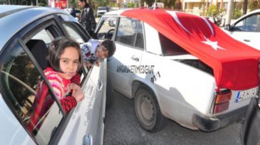 Asker Konvoyu I&ccedil;in S&uuml;slenen Otomobil Kaza Yaptı: 7 Yaralı