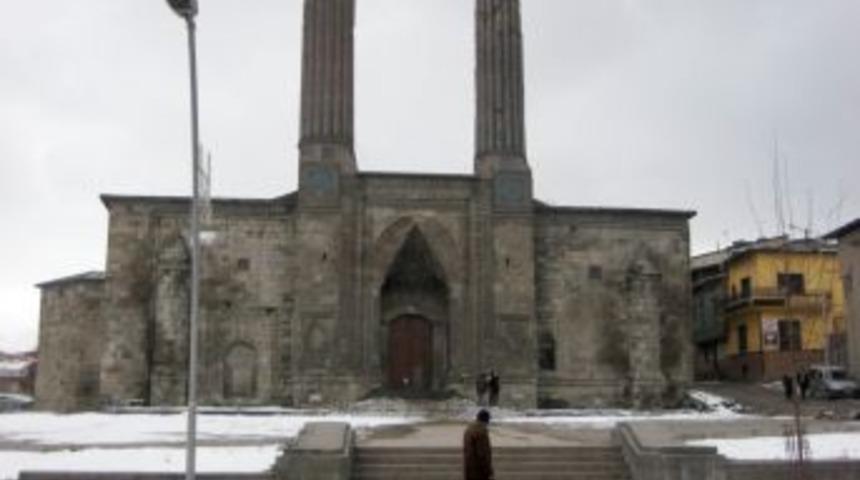 &Ccedil;ifte Minareli Medrese'nin &Ccedil;inili Minareleri Restore Edilecek