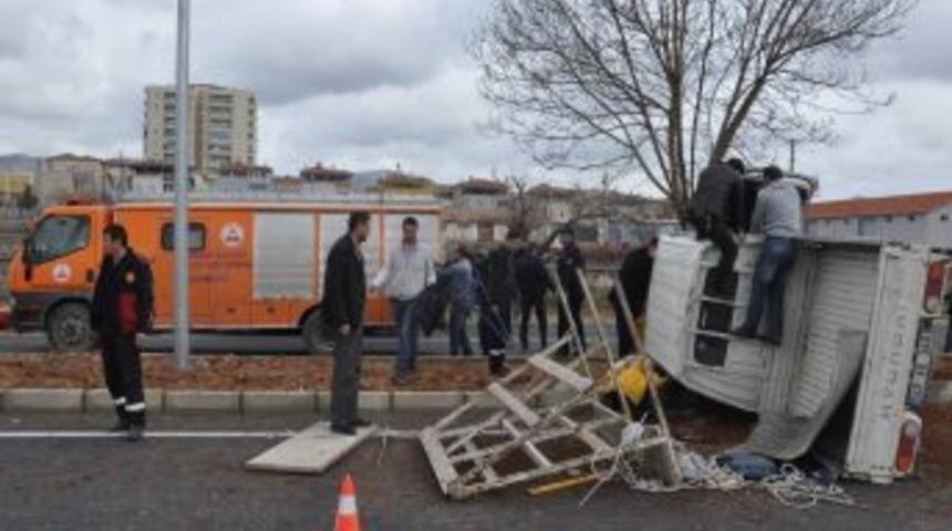 Kırşehir'de Kamyonetin Devrilmesi Sonucu 5 Kişi Yaralandı
