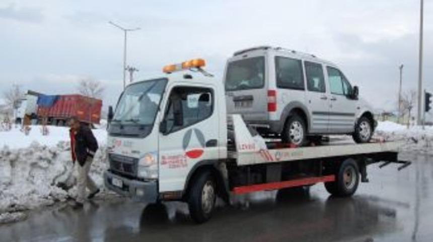 Tatvan&rsquo;da Trafik Işıkları &Ccedil;alışmayan Kavşakta Kaza