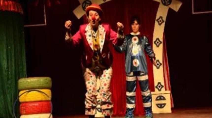 Destek Evi &Ouml;ğrencilerine K&uuml;rt&ccedil;e Tiyatro Hediyesi