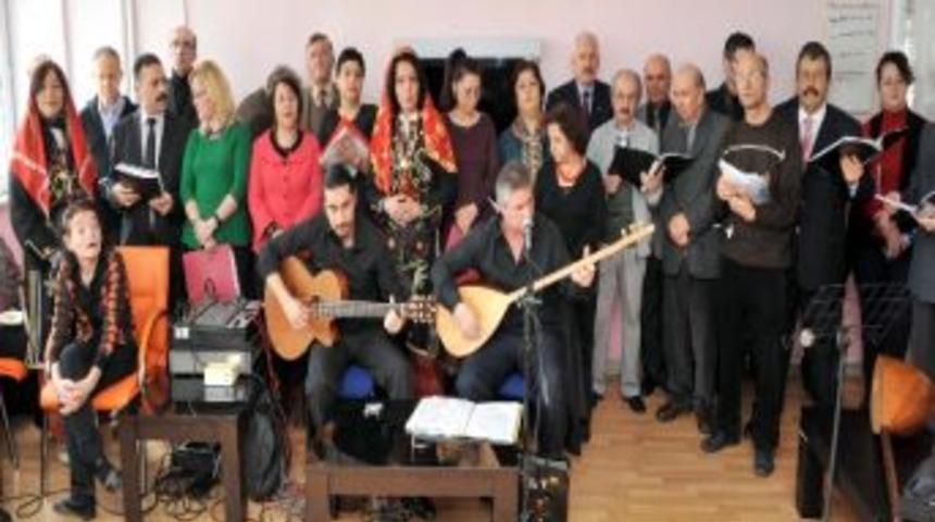 Huzurevi Sakinleri Halk M&uuml;ziği Korosu İle Coştu