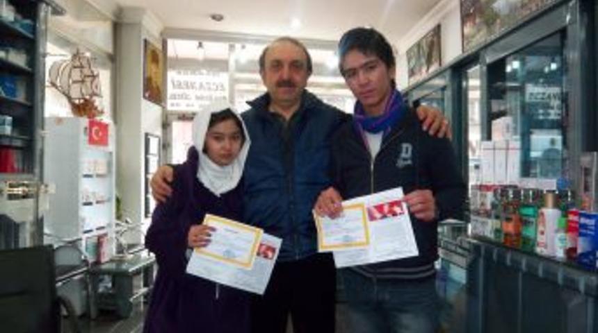 M&uuml;lteci &Ccedil;ocuklar, Karne Sevin&ccedil;lerini 'G&uuml;zel Amca' Ile Paylaştı