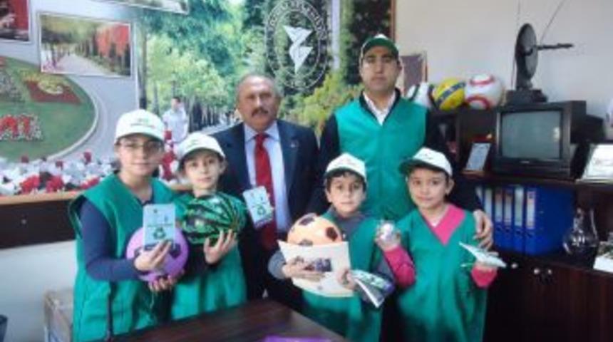 &Ccedil;evreci &Ouml;ğrenciler, Topladıkları Atık Pilleri Belediyeye Teslim Etti