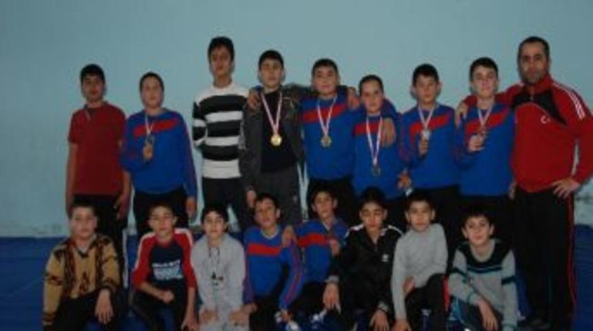 Elbistanlı G&uuml;reş&ccedil;iler Madalya İle D&ouml;nd&uuml;