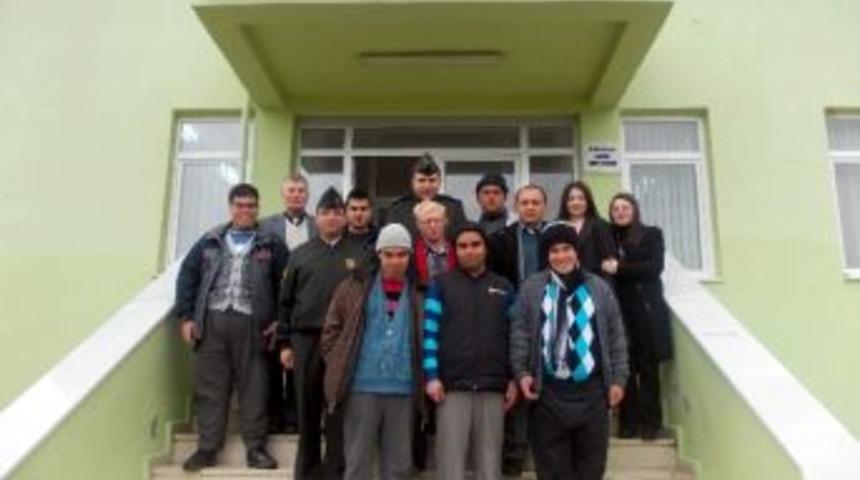 Eşme&rsquo;de Zihinsel Engelliler Garnizonu Ziyaret Etti