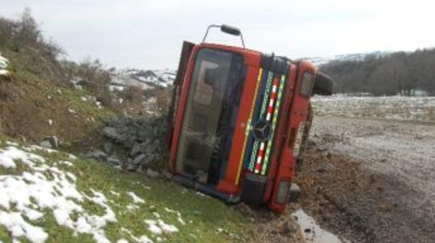 Taş Y&uuml;kl&uuml; Kamyon Devrildi