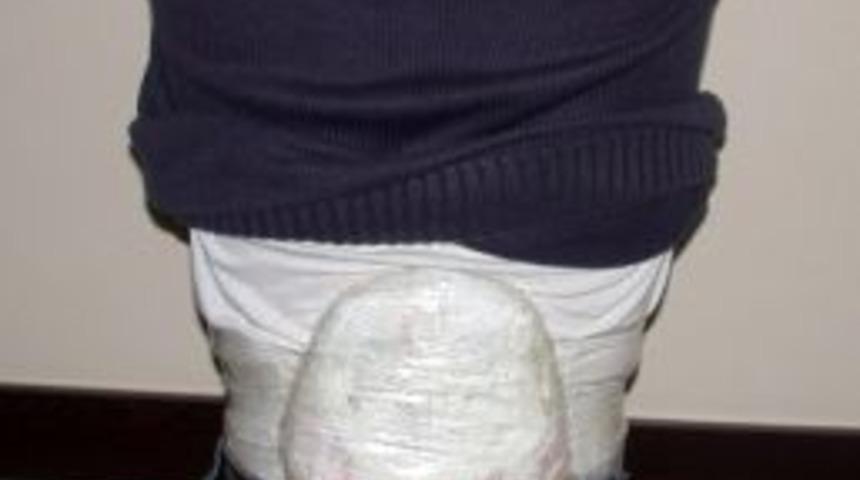 Elbisesinin Altında Esrar Bulundu