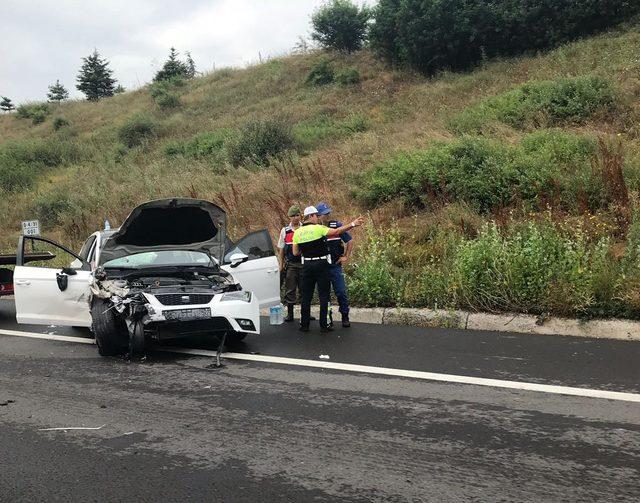 Otomobilin çarptığı hafif ticari araç takla attı: 4 yaralı