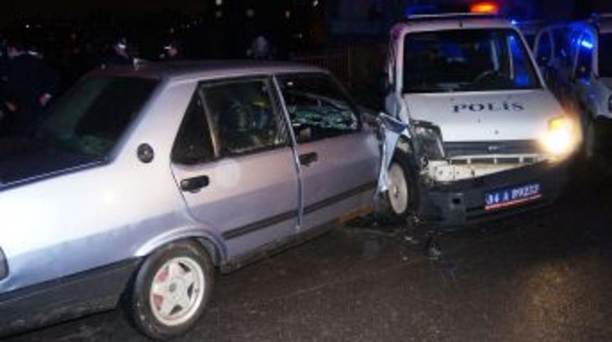 &Ccedil;alıntı Otomobille Polis Aracına &Ccedil;arptı