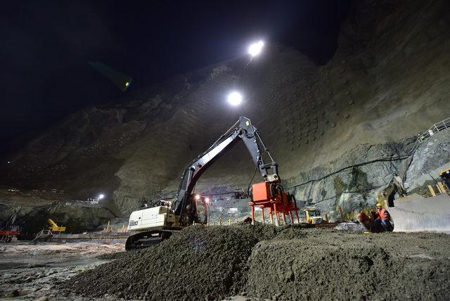 Yusufeli Barajı'nda beton dolguya başlandı