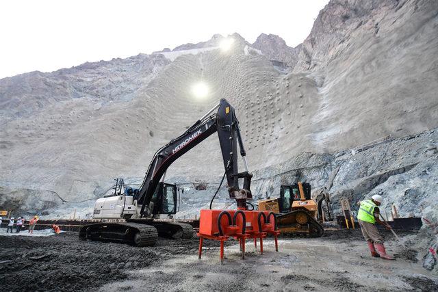 Yusufeli Barajı'nda beton dolguya başlandı