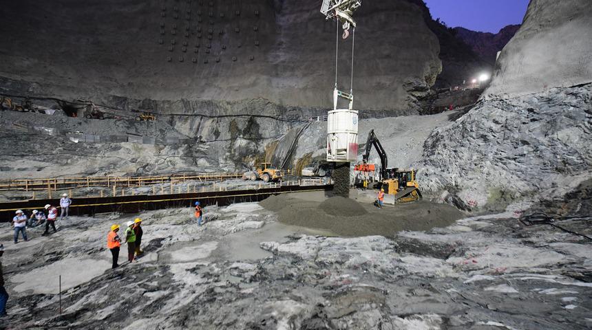 Yusufeli Barajı'nda beton dolguya başlandı