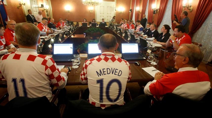 Hırvatistan'da başbakan ve bakanlar h&uuml;k&uuml;met toplantısına formalarla katıldılar!