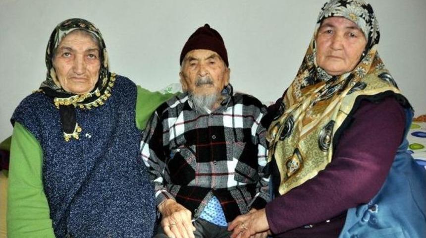 Asırlık &Ccedil;ınarlara Kızları Bakıyor