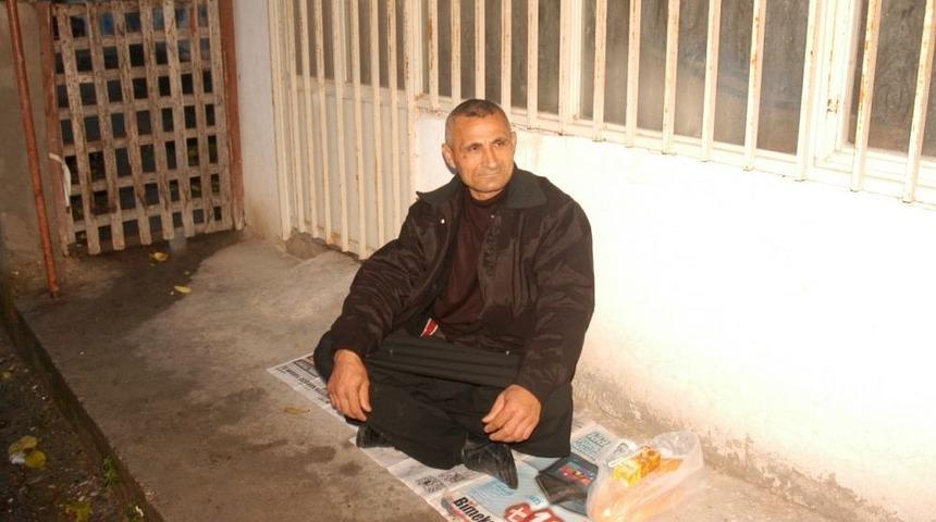 Evinden Uzaklaştırılan Adam Sokakta Yatıp Kalkıyor