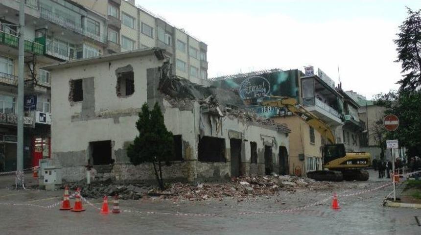 Ak&ccedil;akoca'da Yeni Projeler İ&ccedil;in Yıkım