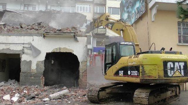 Akçakoca'da Yeni Projeler İçin Yıkım