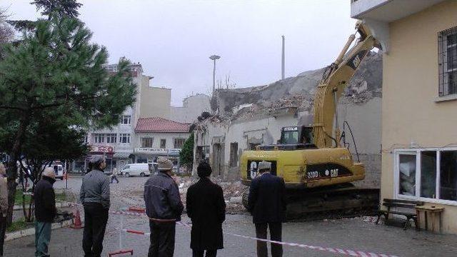 Akçakoca'da Yeni Projeler İçin Yıkım