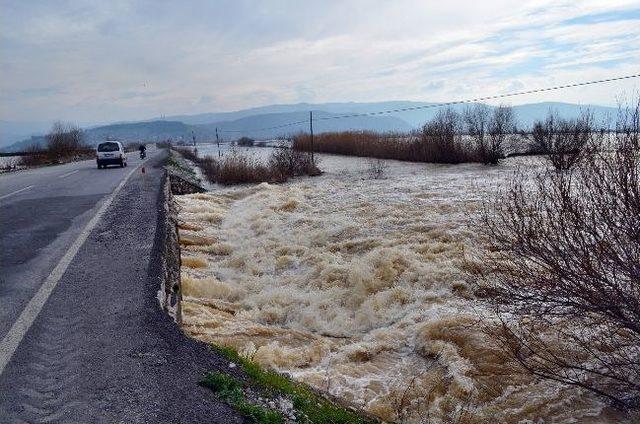 Söke de Taşkın Köy Yolunu Ulaşıma Kapattı 1
