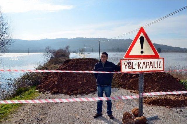 Söke de Taşkın Köy Yolunu Ulaşıma Kapattı 2