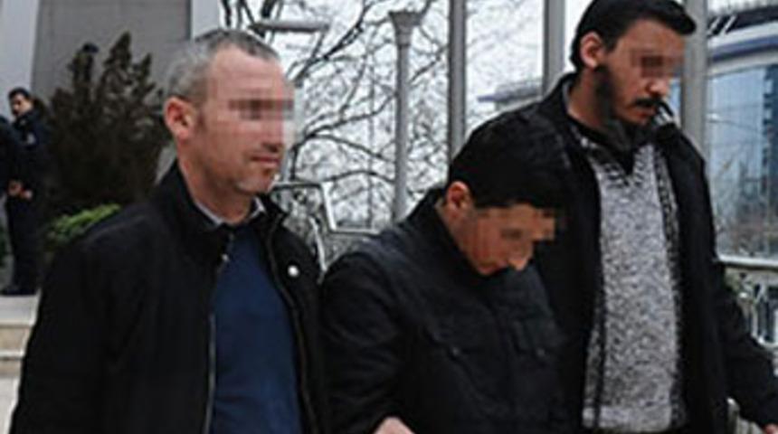 Tacizde bulunan babasının arkadaşını &ouml;ld&uuml;rd&uuml;
