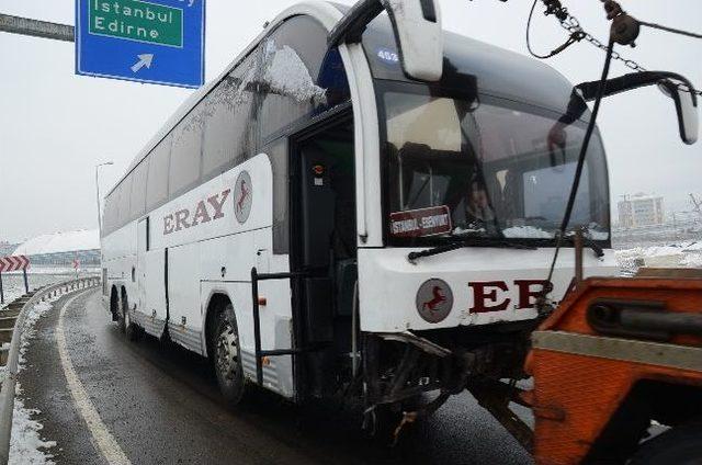 Cenaze Evinden Dönerken Kaza Geçirdiler