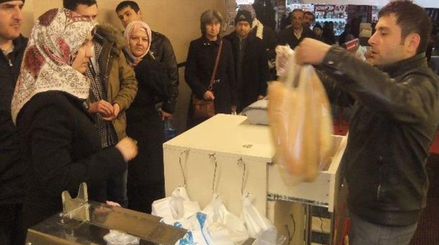 Ucuz Ekmek Kuyruğu