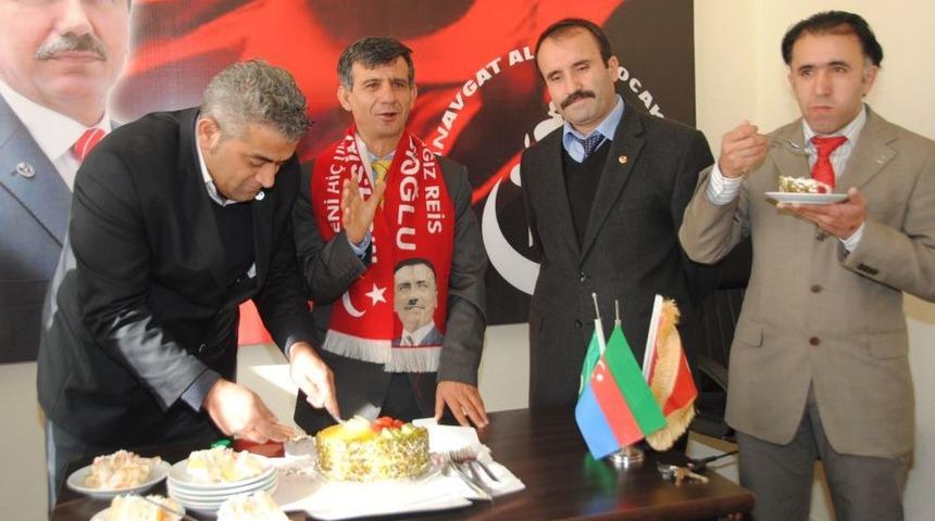 BBP'liler, Partilerinin 20'nci Kuruluş Yıl D&ouml;n&uuml;m&uuml;n&uuml; Pasta Keserek Kutladı