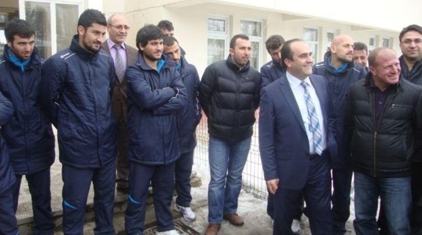 Milletvekili B&uuml;nyamin &Ouml;zbek&rsquo;ten Bayburt Group &Ouml;zel İdare Spor&rsquo;a Moral Ziyareti