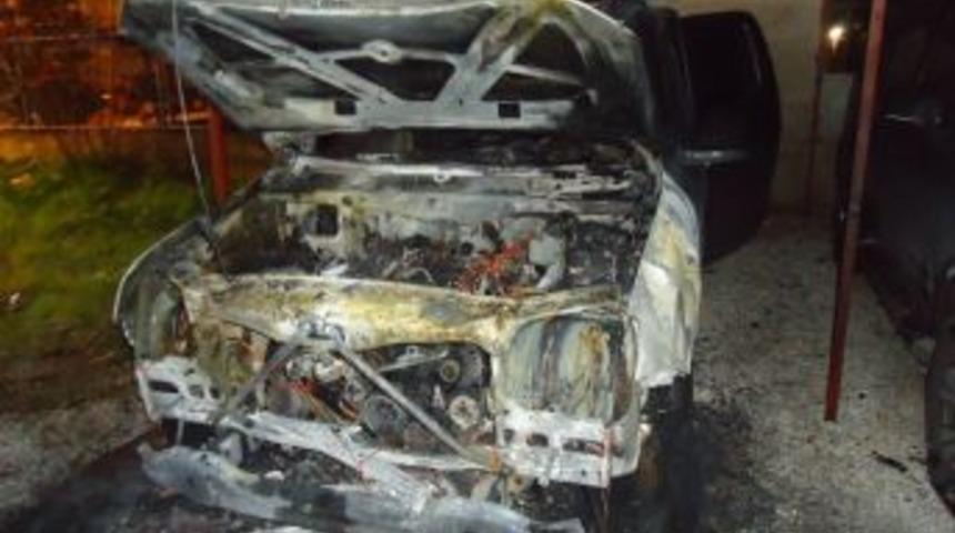 Otomobilleri &Ouml;nce Ateşe Verdi Sonra Teslim Oldu
