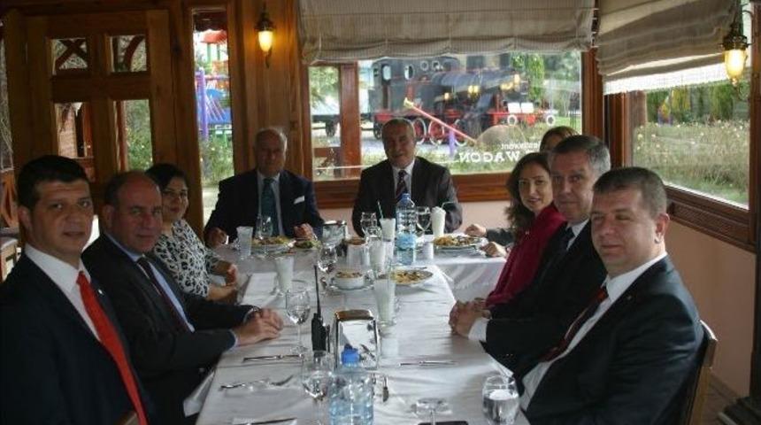 Sel&ccedil;uk'ta Banka M&uuml;d&uuml;rleri Kaynaşma Yemeğinde Buluştu