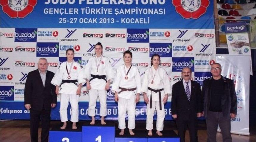 Gen&ccedil;ler T&uuml;rkiye Şampiyonası&rsquo;nda Bronz Madalya Ber&ccedil;im &Ccedil;i&ccedil;ek&rsquo;in Oldu