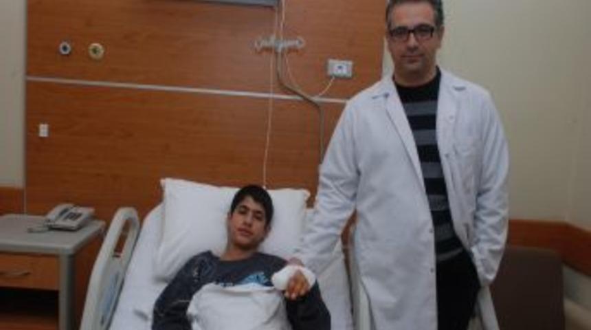Hatay'da Bir &Ccedil;ocuğun Kopan Parmağı Yerine Dikildi