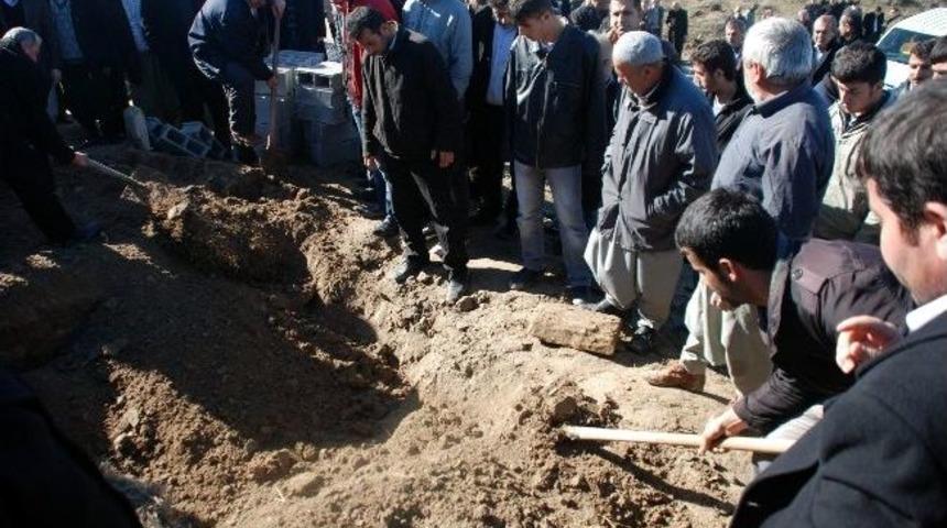 Nevşehir'de Sobadan Zehirlenen Anne Ve Bebeği, Adıyaman'da Toprağa Verildi