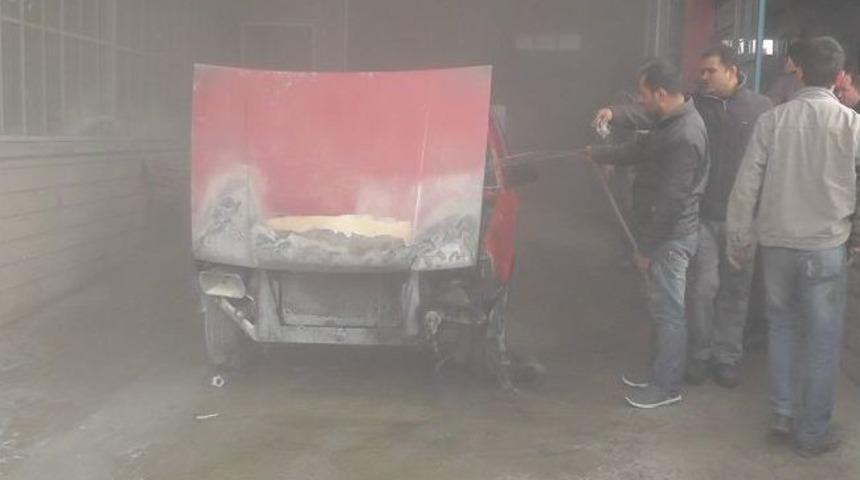 Yanan Otomobil Bah&ccedil;e Hortumuyla S&ouml;nd&uuml;r&uuml;ld&uuml;