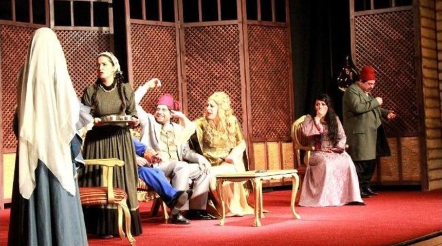 Dişi Horoz Tiyatroseverleri B&uuml;y&uuml;ledi