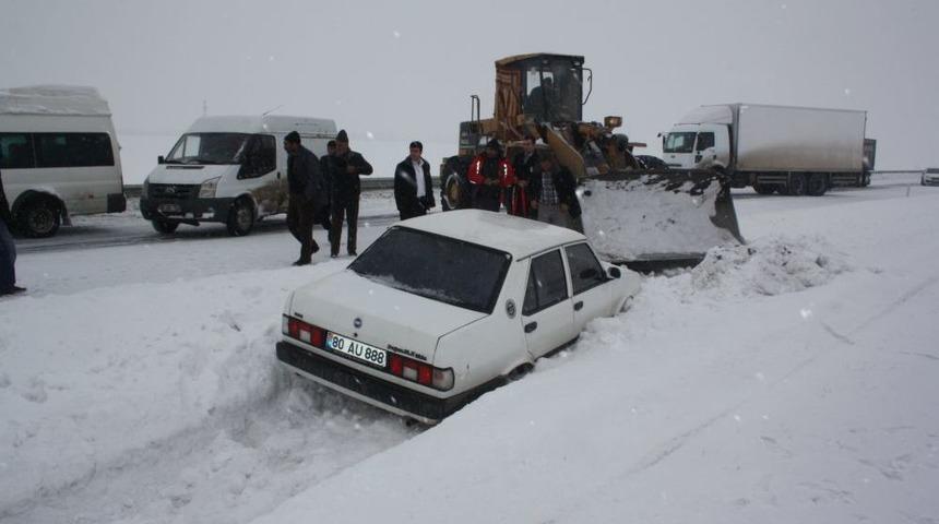 Buz Pistine D&ouml;nen Yolda Ara&ccedil;lar Kontrolden &Ccedil;ıktı