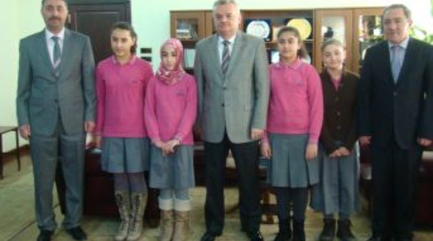 Bilim Temelleri Yarışması'nda Derece Yapan &Ouml;ğrenciler &Ouml;d&uuml;llendirildi