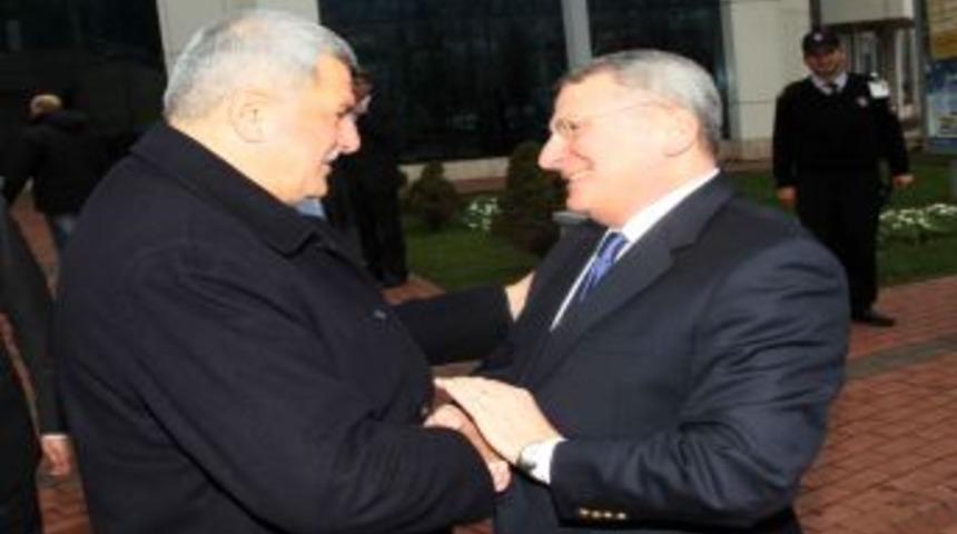 Karaosmanoğlu, Veda Ziyaretinde Bulunan G&uuml;ner'e T&uuml;rk Kahvesi Takımı Hediye Etti