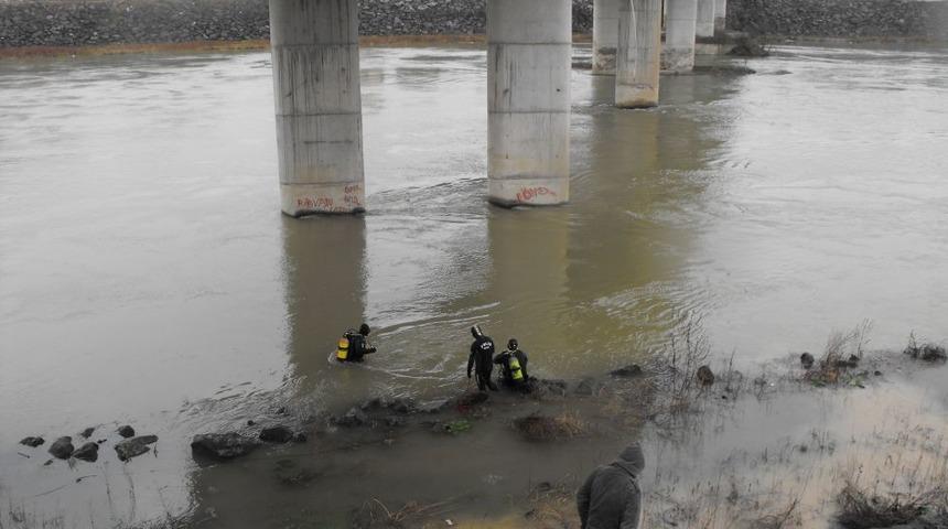 Koluna Taş Bağlayıp Irmağa Atlayan Şahıs Aranıyor