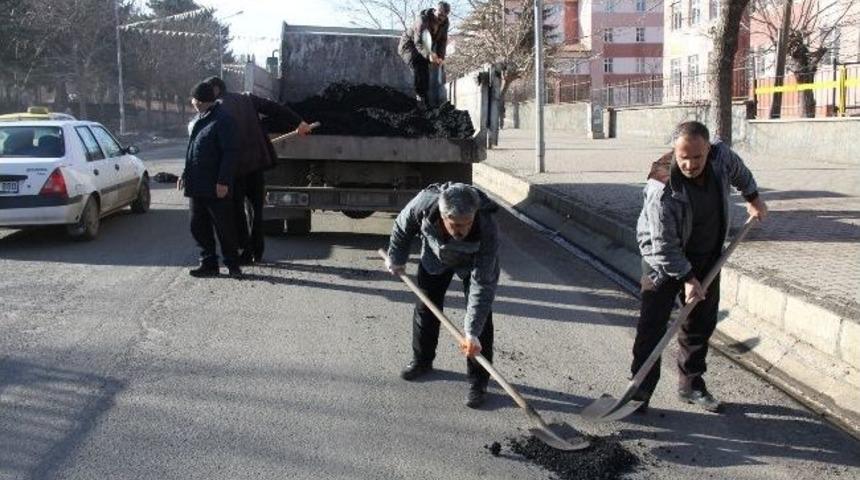 Yollardaki &Ccedil;ukurlar Dolduruluyor