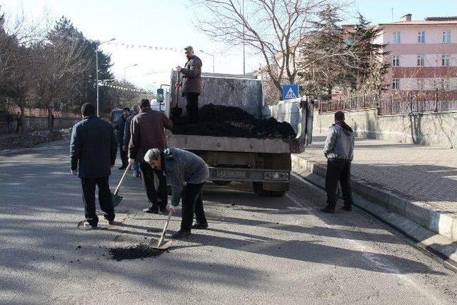 Yollardaki Çukurlar Dolduruluyor