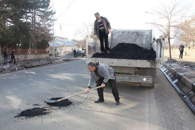 Yollardaki Çukurlar Dolduruluyor