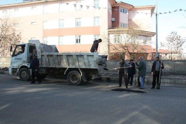 Yollardaki Çukurlar Dolduruluyor